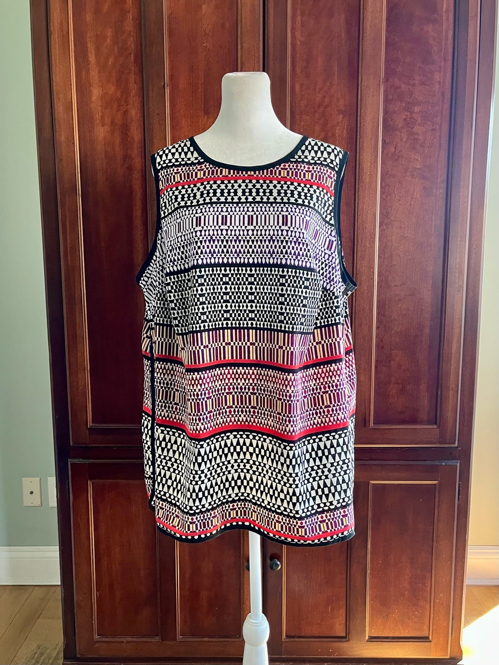 Liz Claiborne Woman Sleeveless Geometric Print Tank Top Blouse w/Keyhole Closure